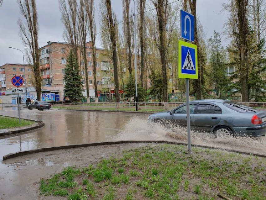 Непрекращающийся дождь превратил улицы Волгодонска в широкие реки 