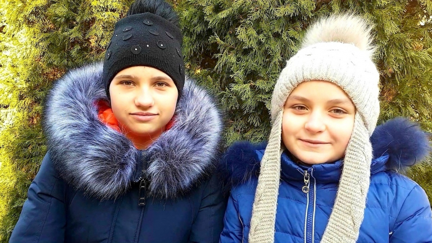 Сестренки Соня и Варя Подольские поздравляют волгодонцев с наступающим Новым годом