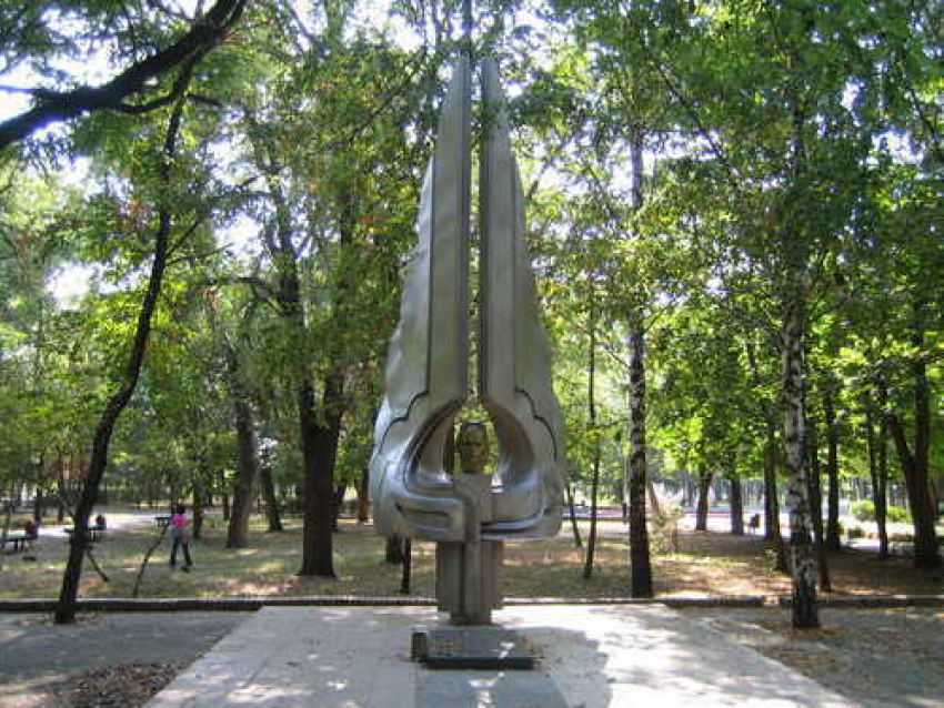 40 лет назад в Волгодонске появился памятник знаменитому летчику
