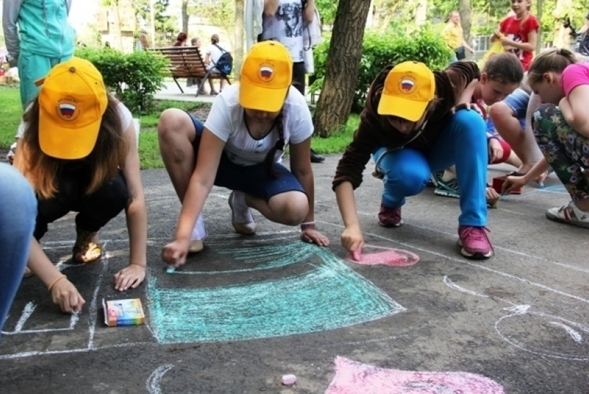  В Волгодонске устроили рисовальный марафон на асфальте
