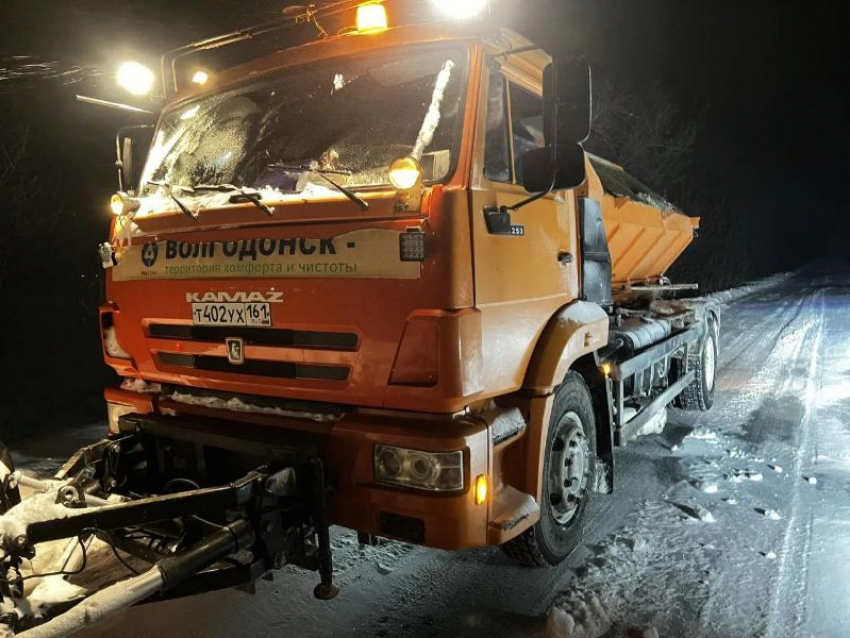 Дорожные службы Волгодонска проводят работы по устранению последствий снегопада