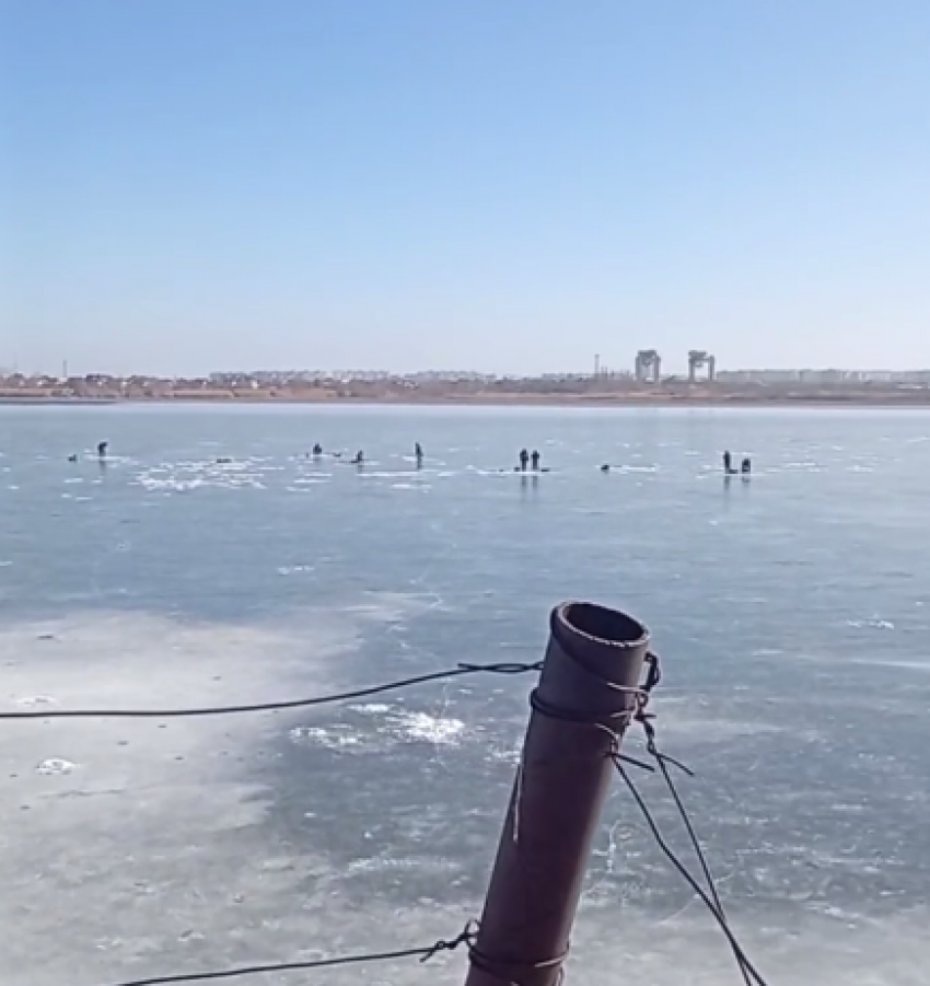 На тонком льду: отчаянные рыбаки Волгодонска рискуют жизнями ради улова