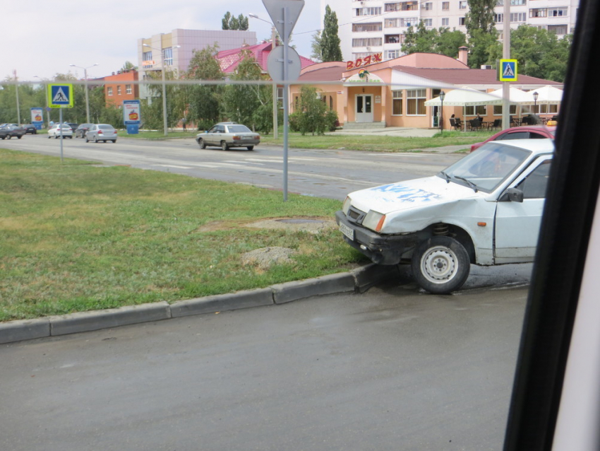 В Волгодонске на проспекте Курчатова столкнулись автомобили — один из них заехал на разделительную полосу