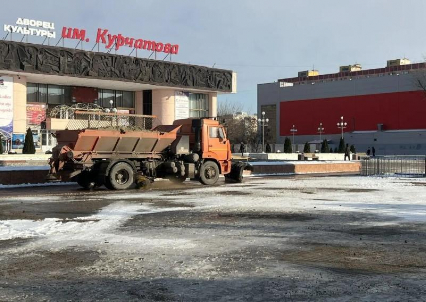 В борьбе с гололедом коммунальщики рассыпали на дороги Волгодонска более 800 тонн песка