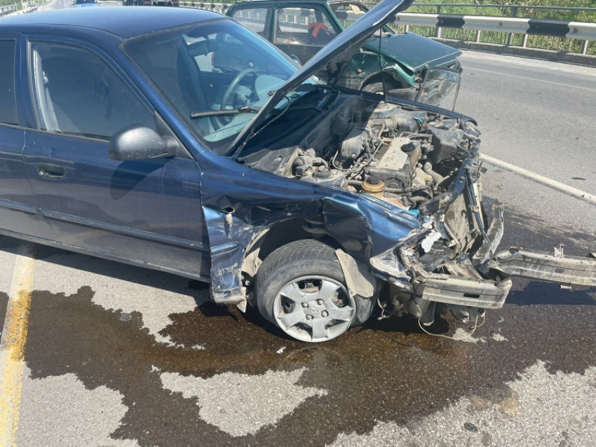 «Хендай Акцент» в неуправляемом состоянии врезался в отбойник на Цимлянском шоссе