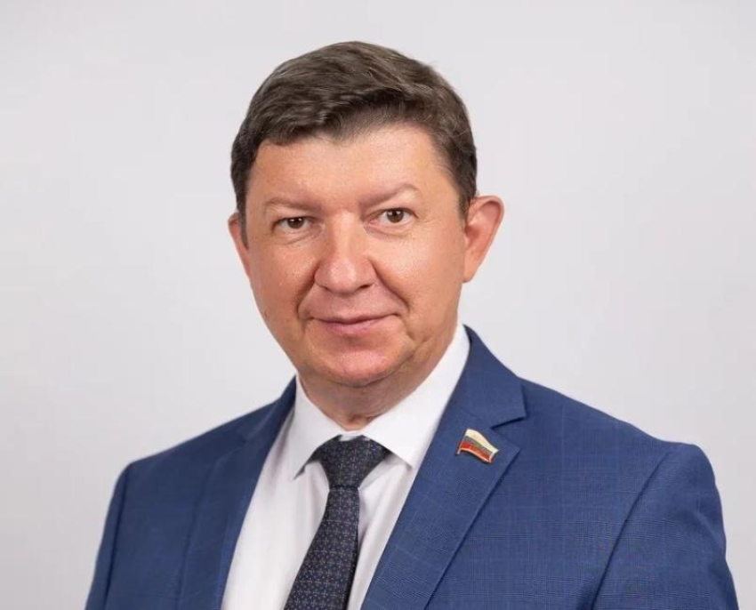 Председатель Волгодонской Думы Сергей Ладанов поздравляет горожан с Днём знаний