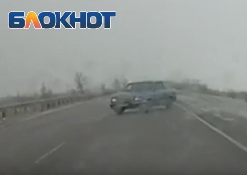 Опасный маневр водителя «Волги» на обледенелой трассе Ростов-Волгодонск попал на видео 