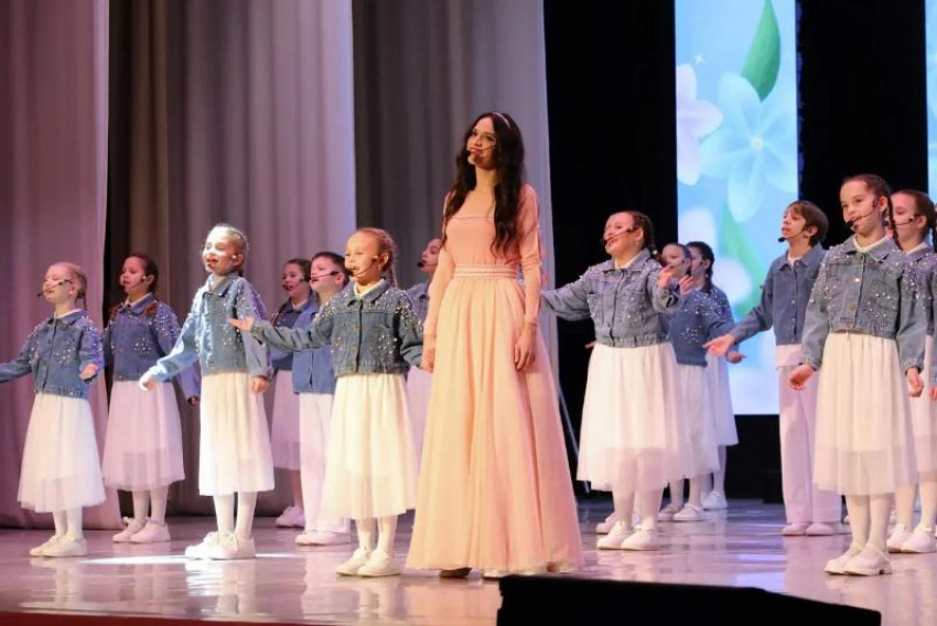 Глава Волгодонска поздравил горожанок с Днем матери