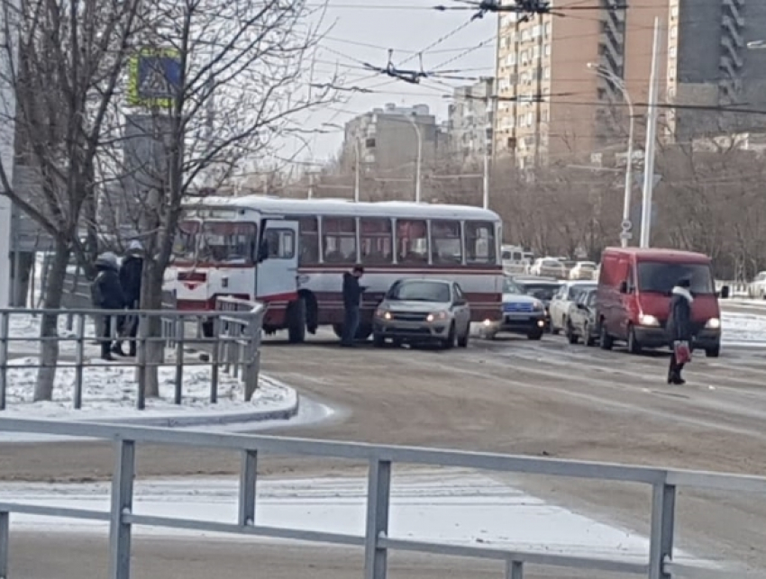 Из-за ДТП автобуса №4 и ВАЗа на Строителей парализовано движение