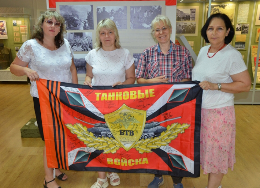 Музею в Волгодонске передали флаг танковых войск РФ с подписями участников СВО