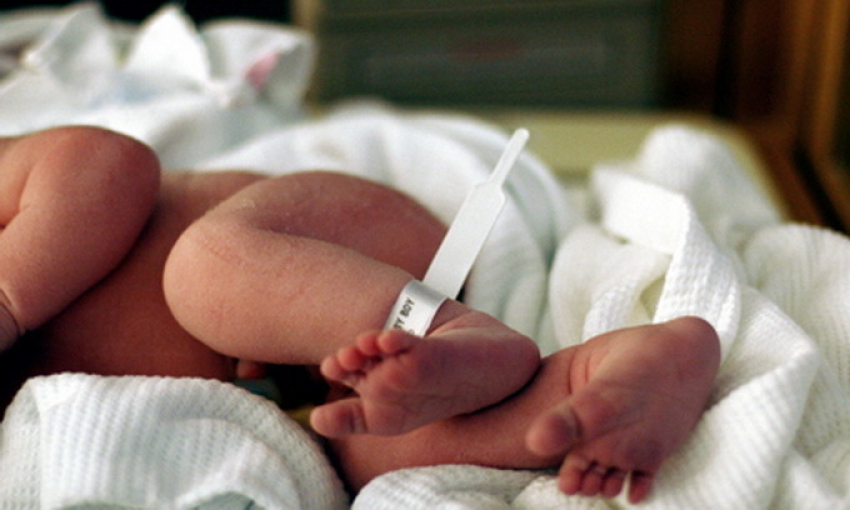 Женщина подбросила новорожденного младенца на ступени БСМП Волгодонска