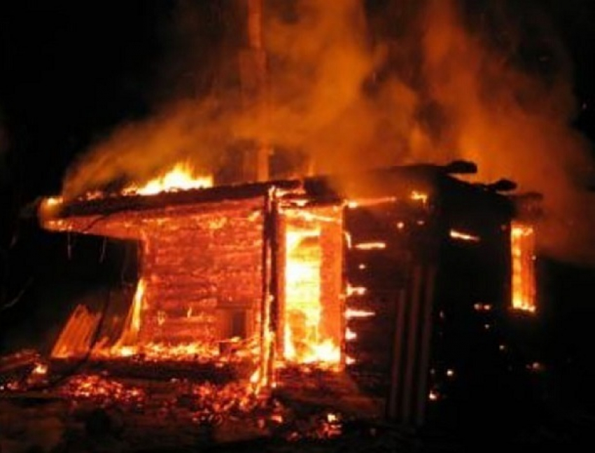 Пять сотрудников МЧС тушили загоревшуюся в Волгодонском районе баню