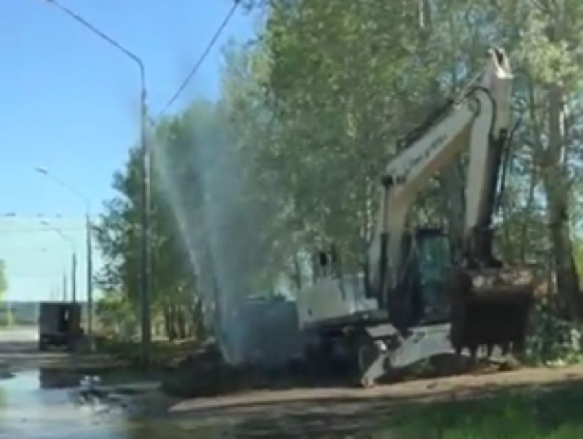 Очередной «коммунальный фонтан» забил возле морга Волгодонска