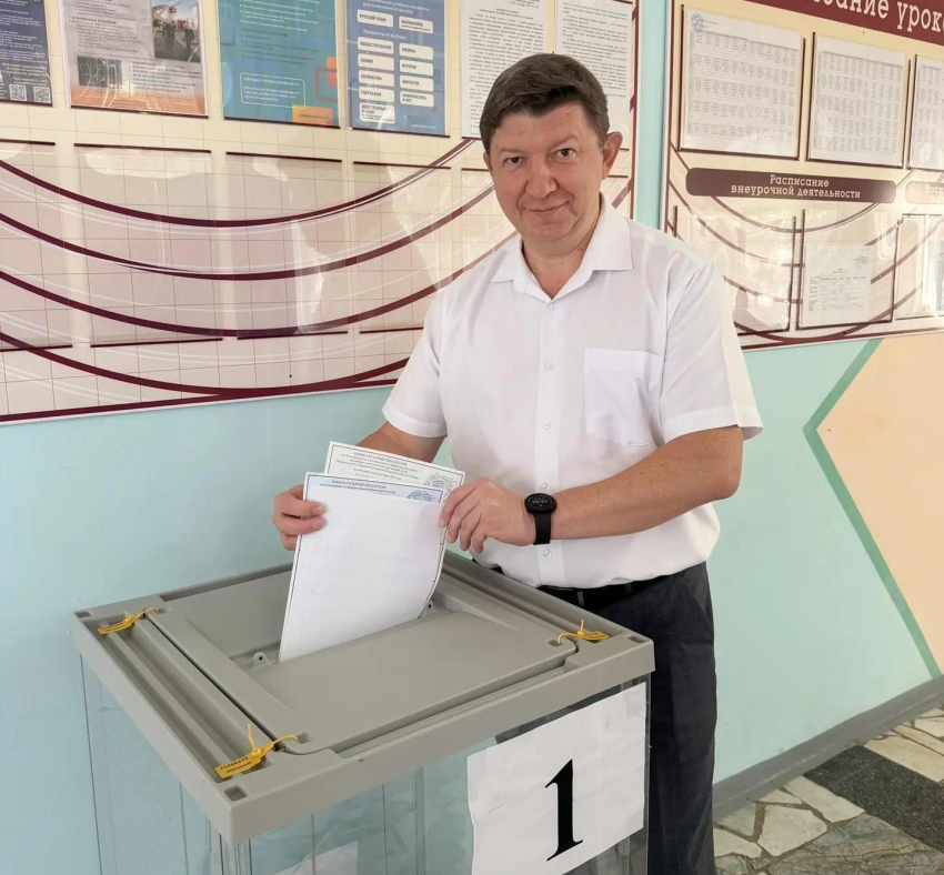 Председатель Волгодонской Думы Сергей Ладанов проголосовал на выборах в Госдуму