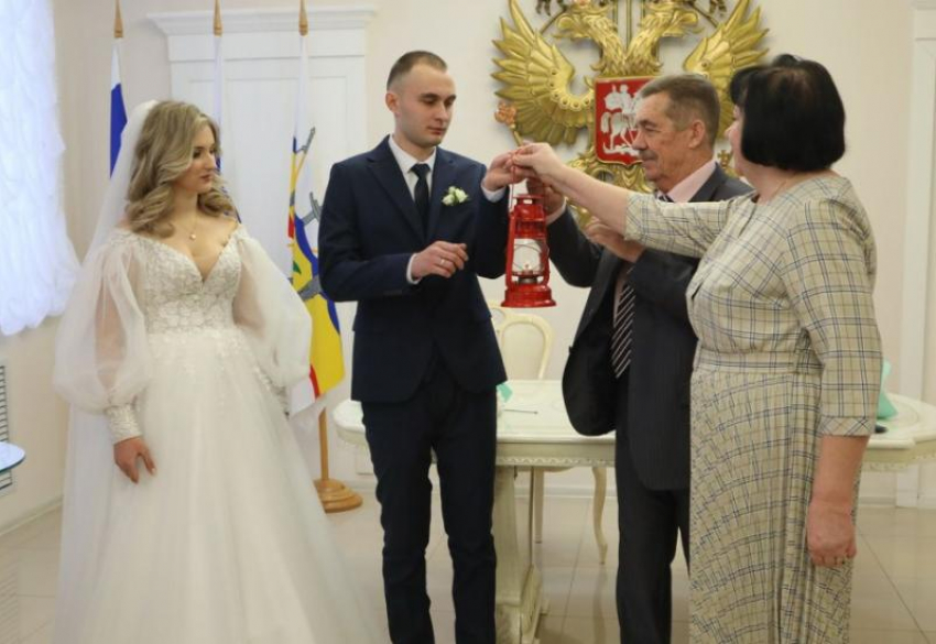 Молодоженам Волгодонска вручили символ семьи, любви и верности - семейный огонь из Мурома