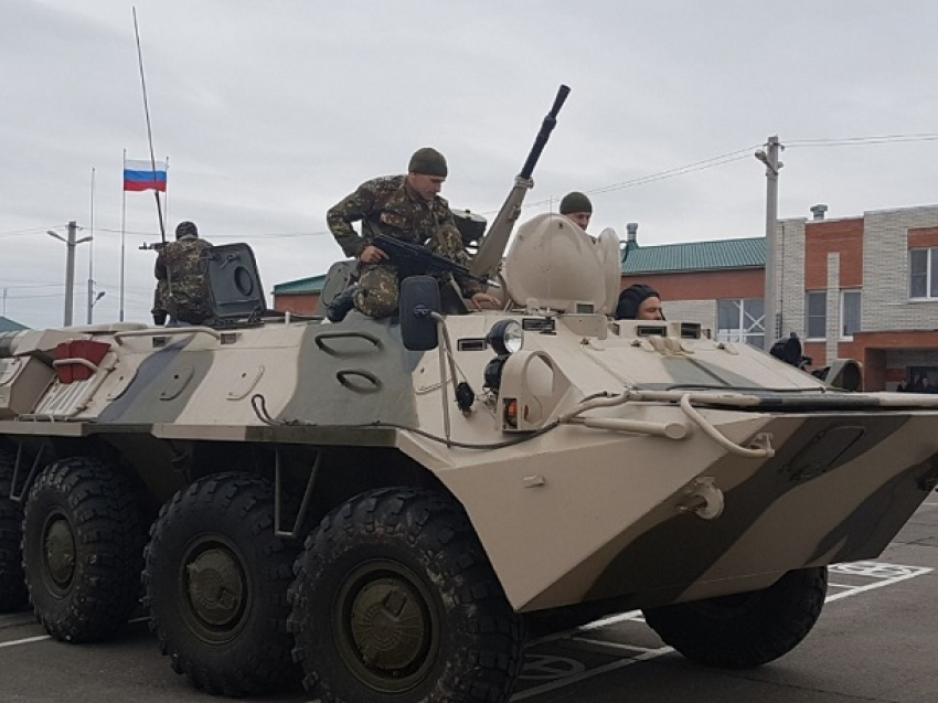 Захват «вражеской» бронетехники во время проведения Дня призывника в Волгодонске попал на видео 