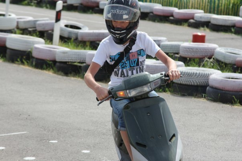 Юным волгодонским скутеристам устроили «гонку» с проверкой знания ПДД (ВИДЕО)