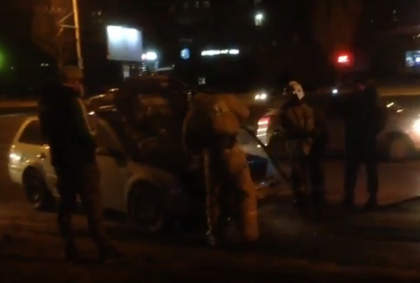 Горящий автомобиль на проспекте Строителей пытались потушить десятки волгодонцев