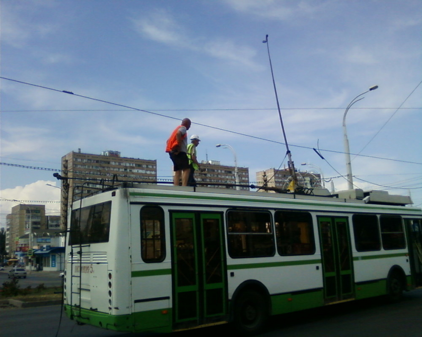 В Волгодонске в районе Торгового центра троллейбус оборвал провода