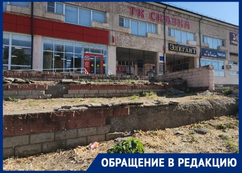 «Снесите это убожество уже!»: жители обеспокоены, что легендарный торговый центр «Сказка» превращается в руины 