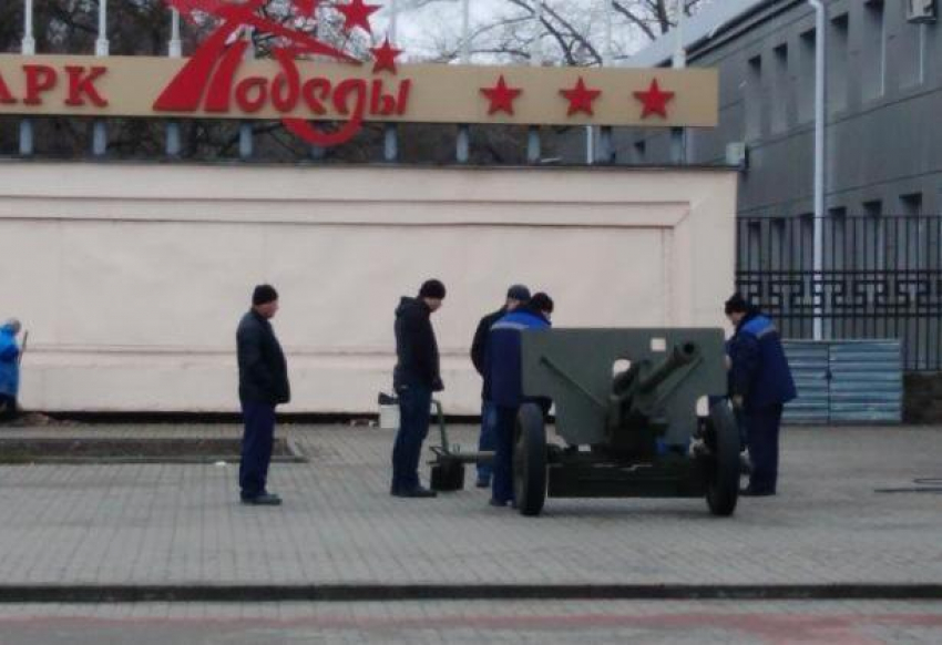 Еще одну военную пушку установили на площади Победы 