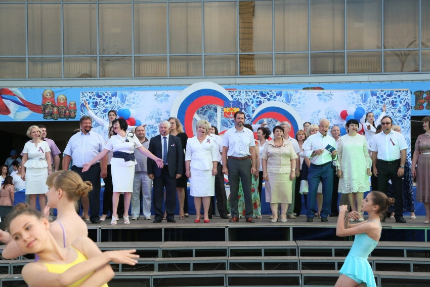 Депутаты и чиновники «зажгли» на концерте в честь Дня России в Волгодонске