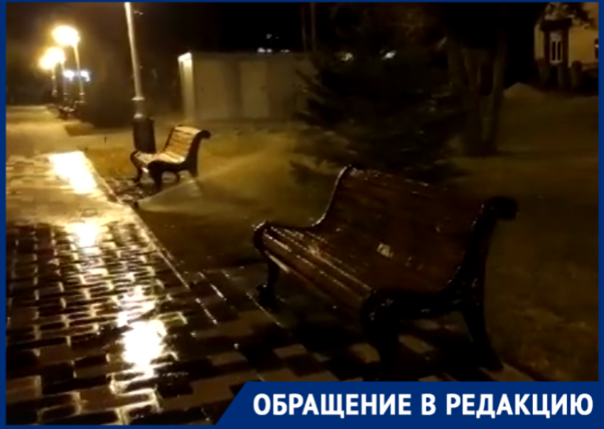 «Для тех, кто хочет освежиться»: автополив в сквере Цимлянска поливает скамейки и газон