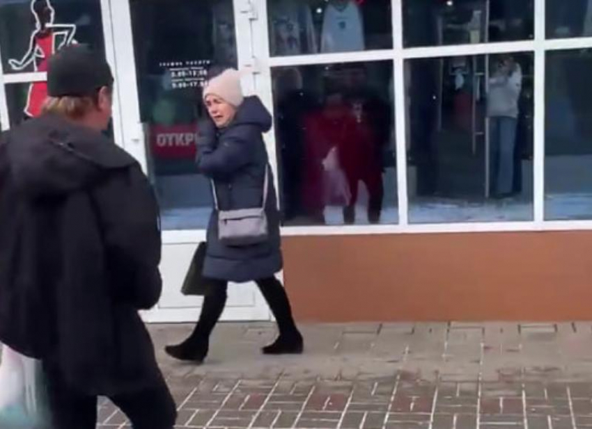 Сперма, кал или моча: мерзкий «онанист» обмазывает своей биологической субстанцией все двери в центре Волгодонска 