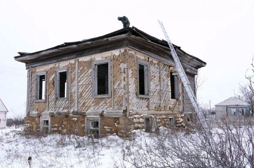 Столетний казачий курень станицы Хорошевской разобрали на бревна и увезли в хутор ростовского миллиардера
