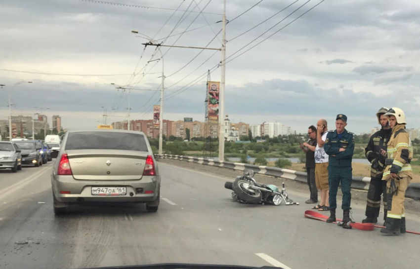Мотоцикл смяло после ДТП на мосту в Волгодонске 