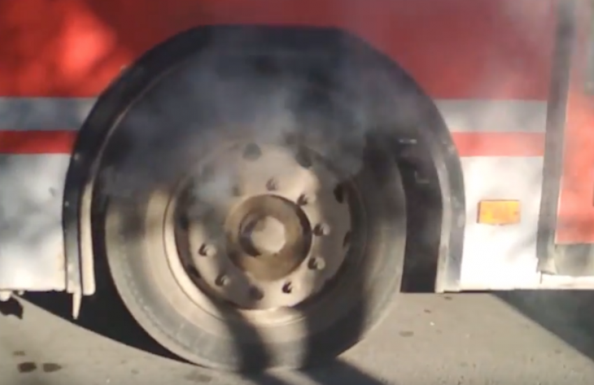 Автобус №22 с дымящим колесом катал людей по Волгодонску