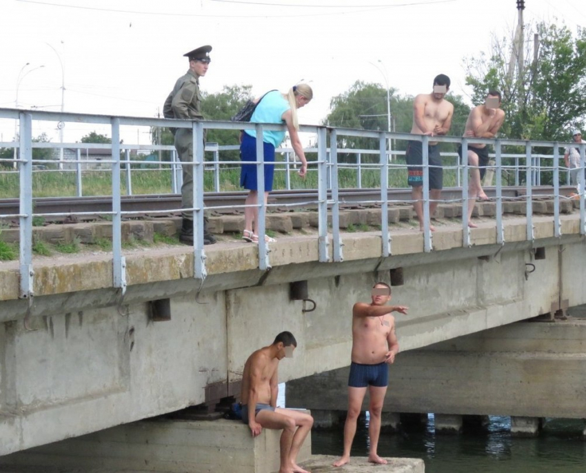 Желающих прыгнуть с моста «на пятом» волгодонцев остановили казаки-дружинники 