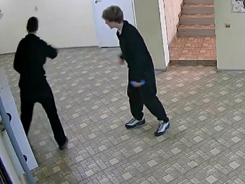 От подглядывания перешли к решительным действиям: школьники в Волгодонске выломали дверь в женский танцевальный зал