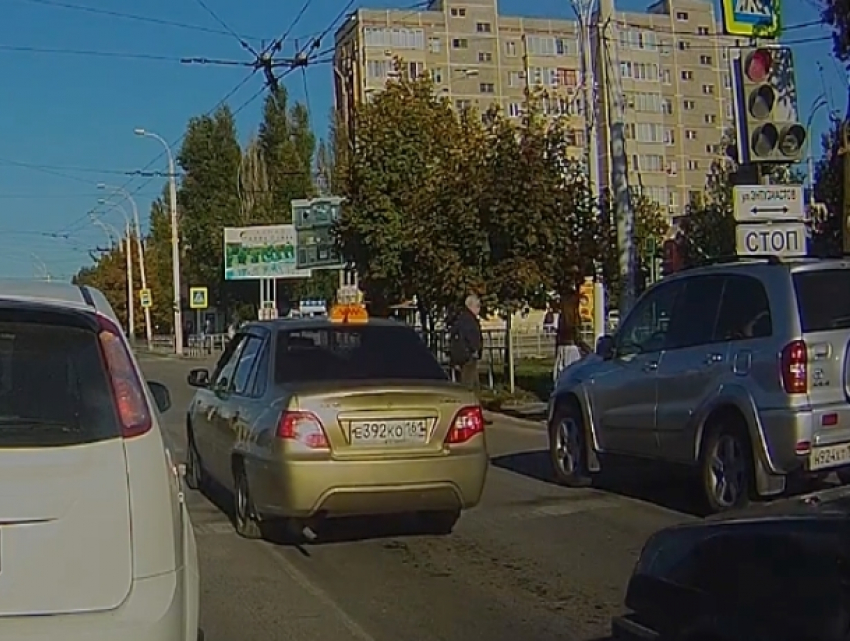 Таксист из Волгодонска, проехавший три светофора на «красный», получил штраф за нарушение