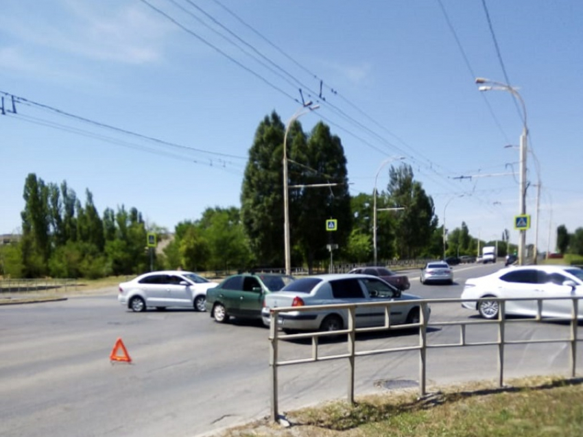 На «проклятом» перекрестке в Волгодонске столкнулись две легковушки