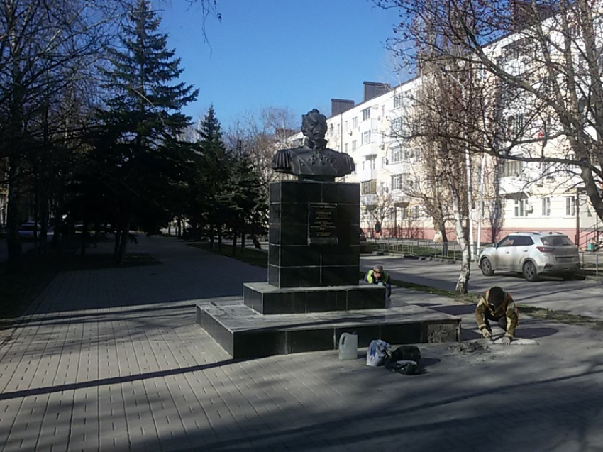После публикации в «Блокноте» в Волгодонске ремонтируют памятник Платову
