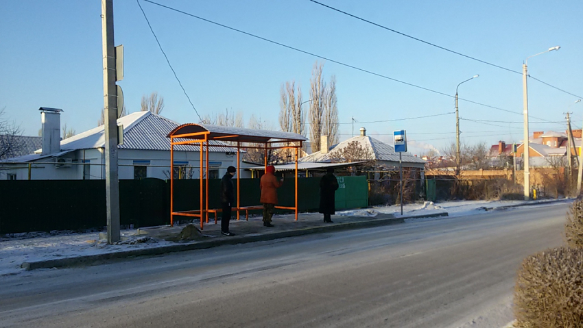 В Волгодонске устанавливают запоздавшие остановки