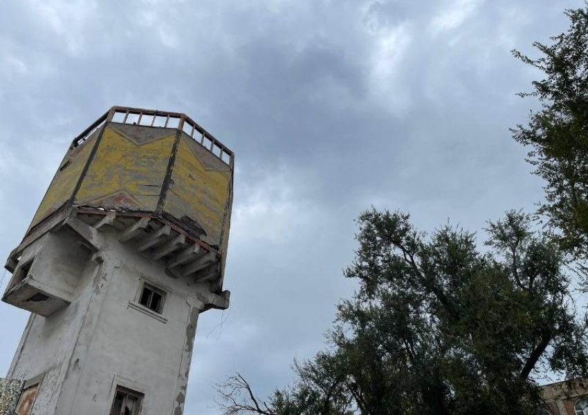 Стала известна стоимость приватизации старой водонапорной башни на Морской, власти скрыли дату постройки водокачки