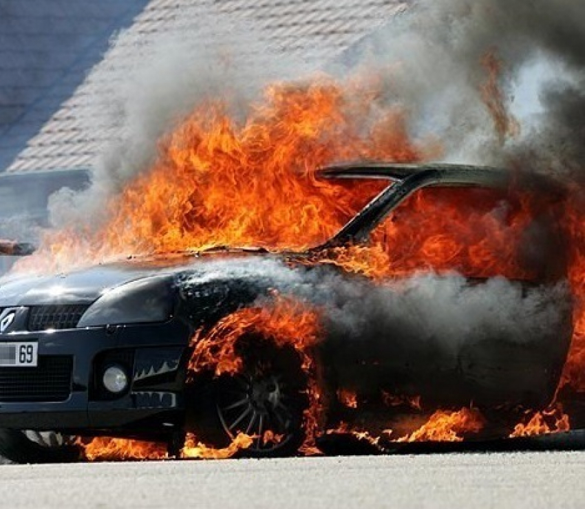 В Волгодонске сгорел автомобиль «Рено»