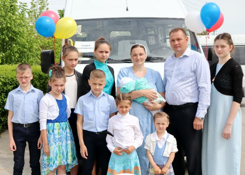 Две многодетные семьи Волгодонского района получили ключи от пассажирских микроавтобусов