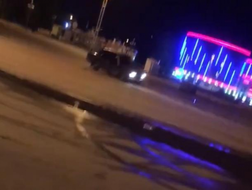 Дрифт посреди площади Курчатова устроил водитель ВАЗа