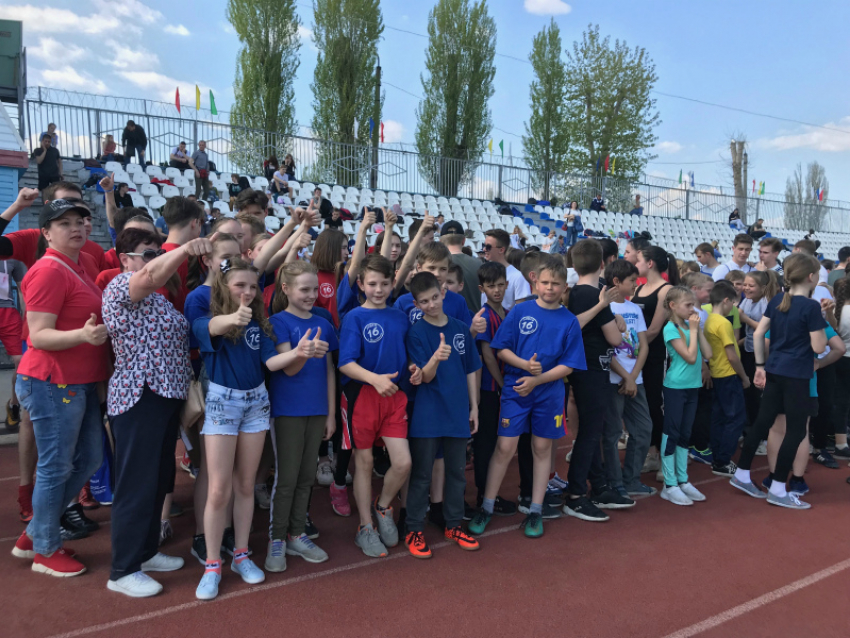 800 человек приняли участие в легкоатлетической эстафете на стадионе «Труд»