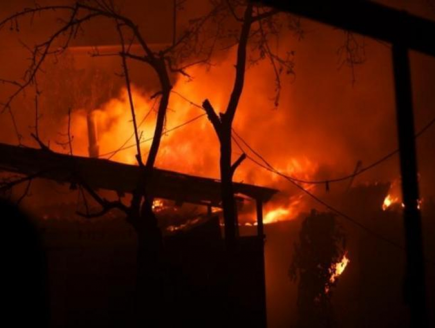 Более десятка сотрудников МЧС старались ликвидировать ночной пожар в Волгодонске