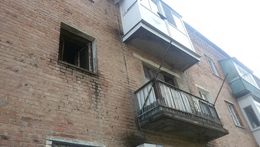 В Волгодонске чертова дюжина пожарных тушила горящую квартиру