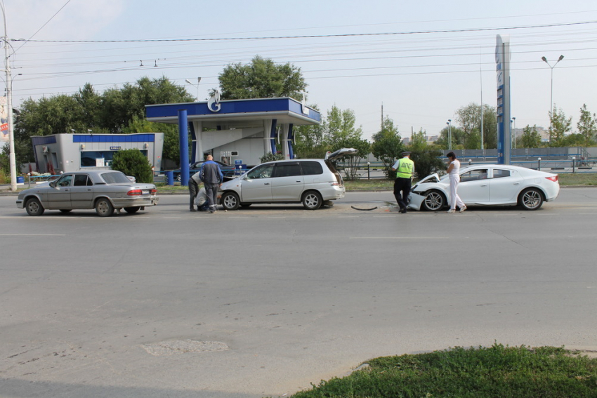 В Волгодонске автоледи на ТагАЗе Aquila протаранила две другие машины на путепроводе