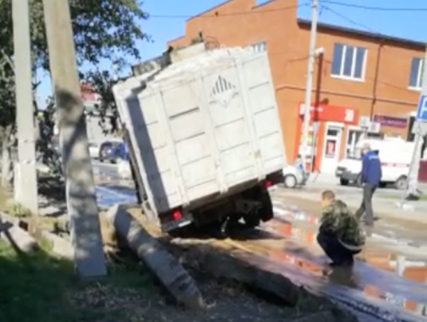 Под мусоровозом провалился асфальт в Цимлянске