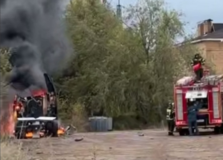 Большой грузовик в Волгодонске загорелся у военкомата и питающей новый город электричеством подстанции, пожарным пришлось взламывать ворота