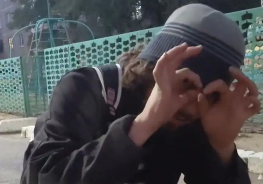 «Ненавижу мажоров»: парень попытался разгромить автомобиль волгодончанки, устроил драку, показал язык и убил свой смартфон об асфальт 
