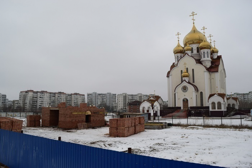 Завершён первый ярус  36-метровой колокольни на «поле дураков» в Волгодонске
