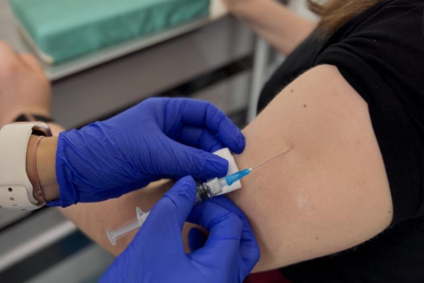 Прививают детей и взрослых: в Волгодонске началась вакцинация против гриппа